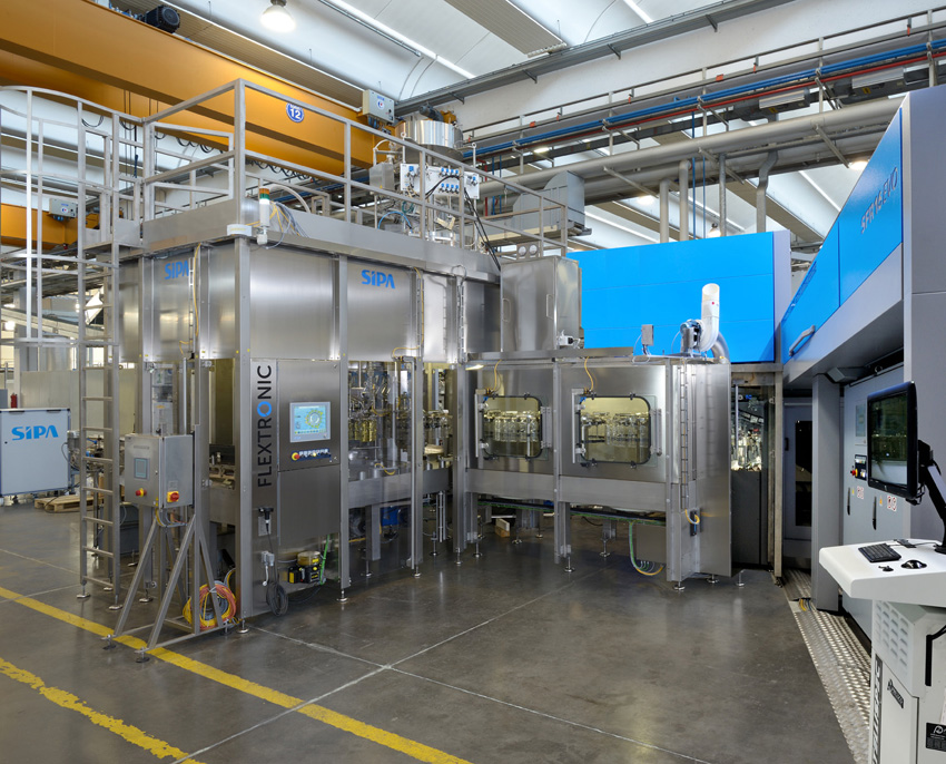 Sipa PET bottling lines with Sincro Bloc solutions